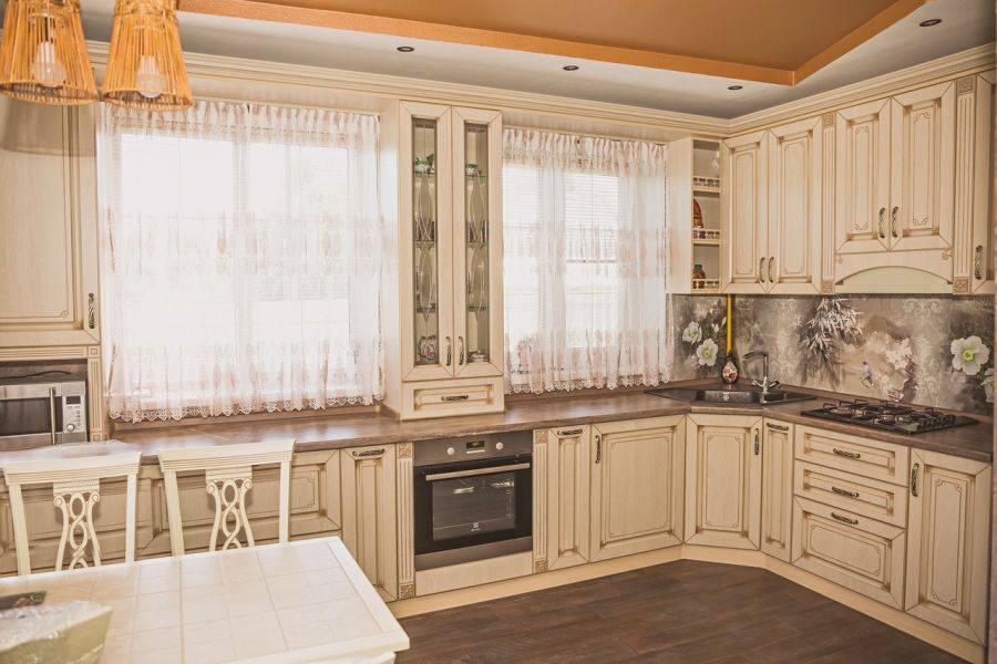большая угловая кухня экошпон в Нижнем Тагиле