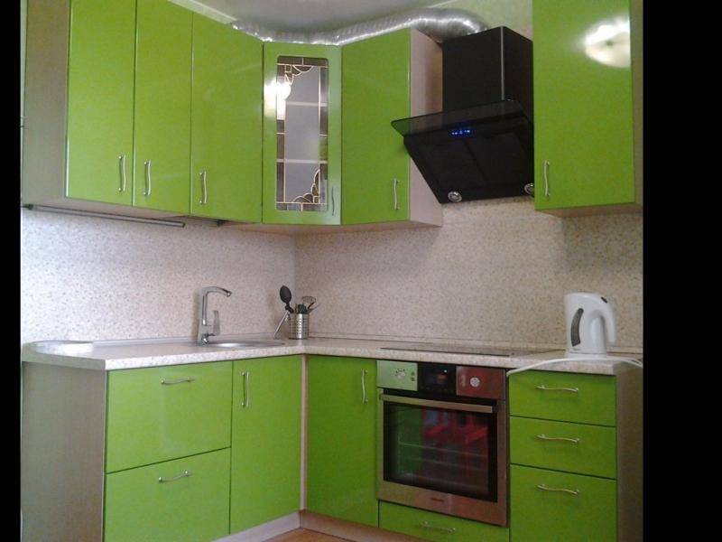 зеленая угловая кухня в Нижнем Тагиле