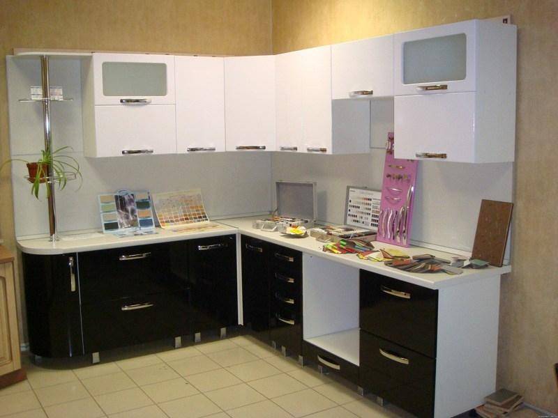угловая кухня с витриной в Нижнем Тагиле