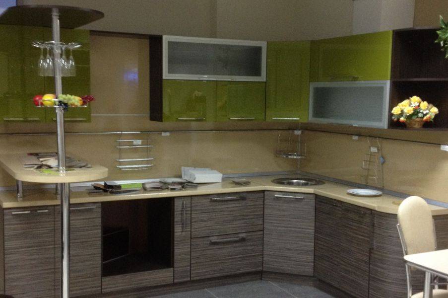 угловая кухня с барной стойкой в Нижнем Тагиле