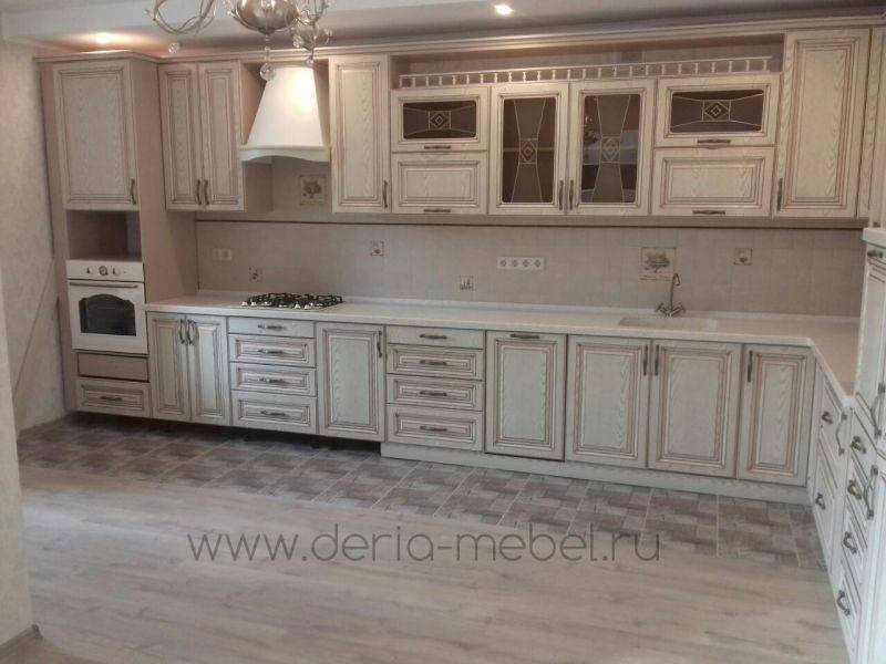 большая угловая кухня в классическом стиле в Нижнем Тагиле