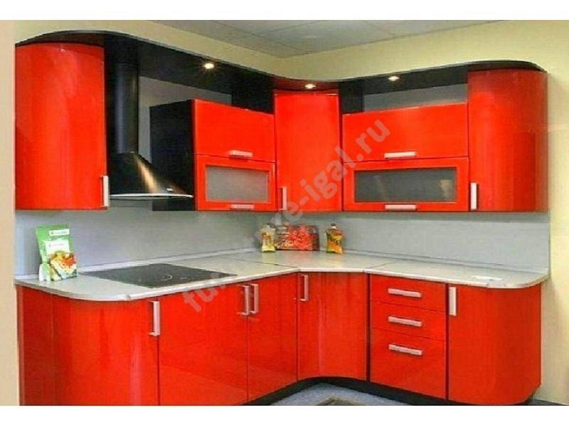 угловая красная кухня в Нижнем Тагиле