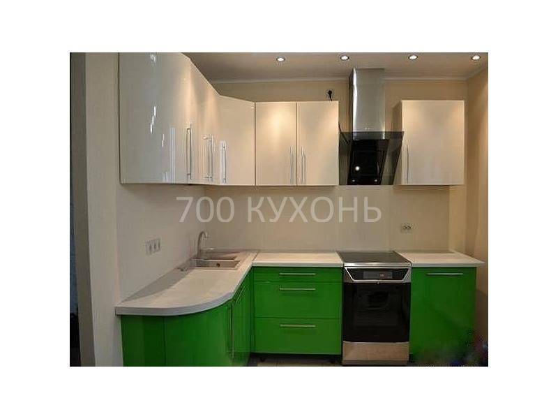 зелено-белая угловая кухня в Нижнем Тагиле