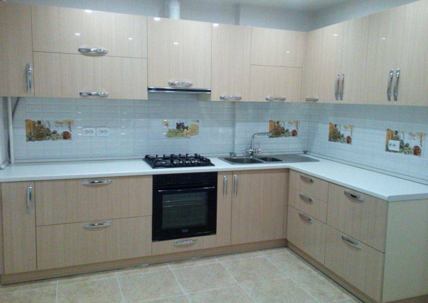 угловая бежевая кухня в Нижнем Тагиле