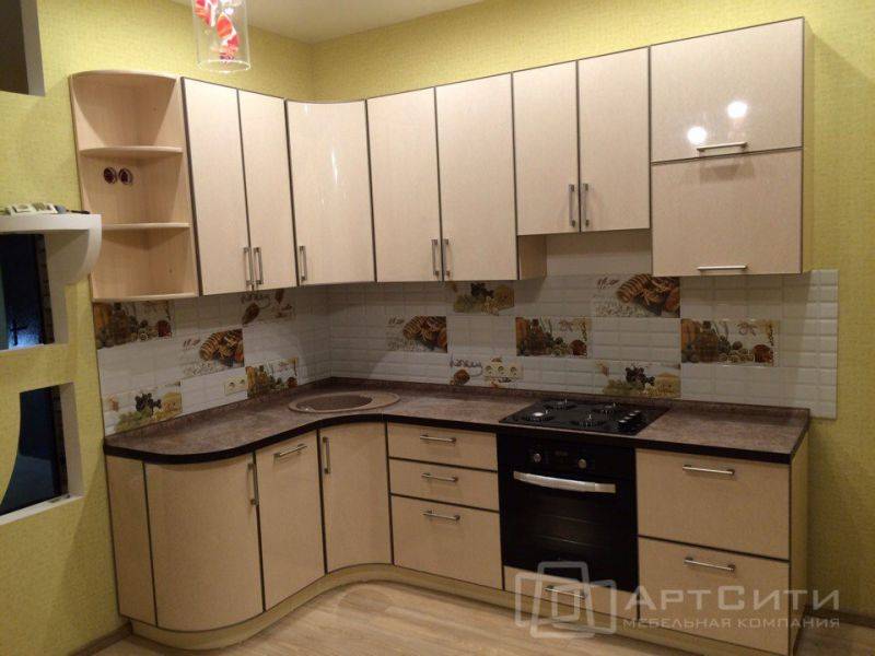 угловая бежевая кухня в Нижнем Тагиле