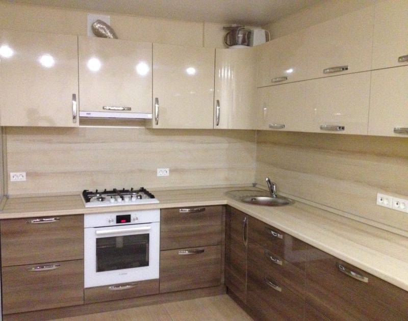 бежевая угловая кухня в Нижнем Тагиле