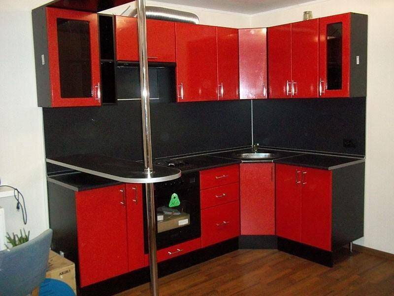 угловая красная кухня в Нижнем Тагиле