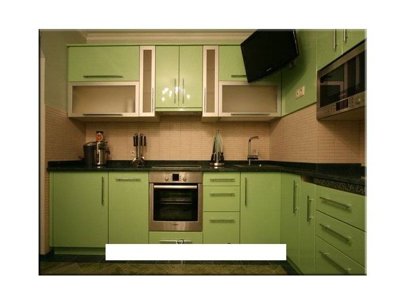 угловая зеленая кухня в Нижнем Тагиле