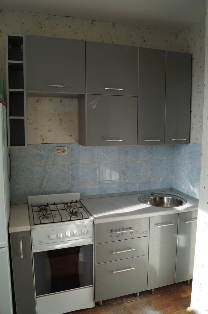 маленькая серая кухня в Нижнем Тагиле