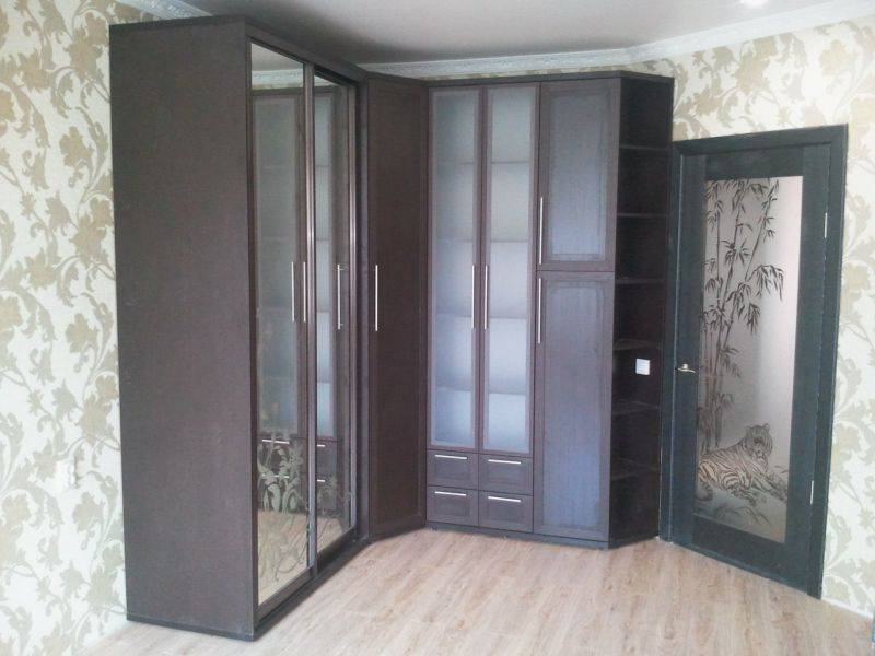 большой угловой шкаф в коридор в Нижнем Тагиле