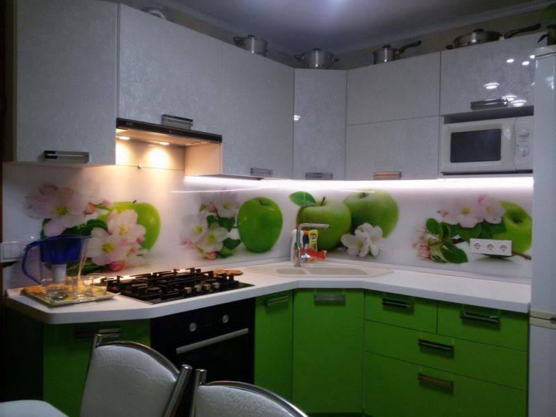 бело-зеленая угловая кухня в Нижнем Тагиле