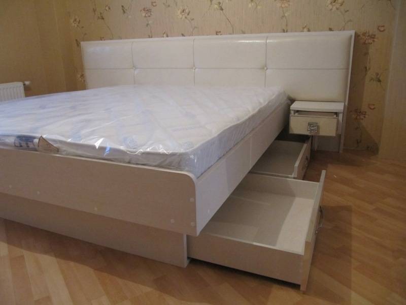 белая кровать с ящиками в Нижнем Тагиле