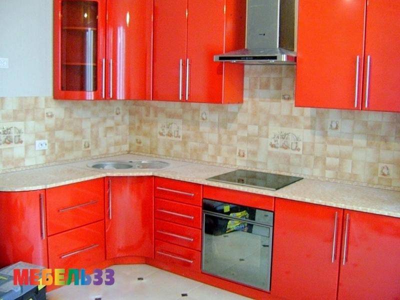 красная угловая кухня в Нижнем Тагиле