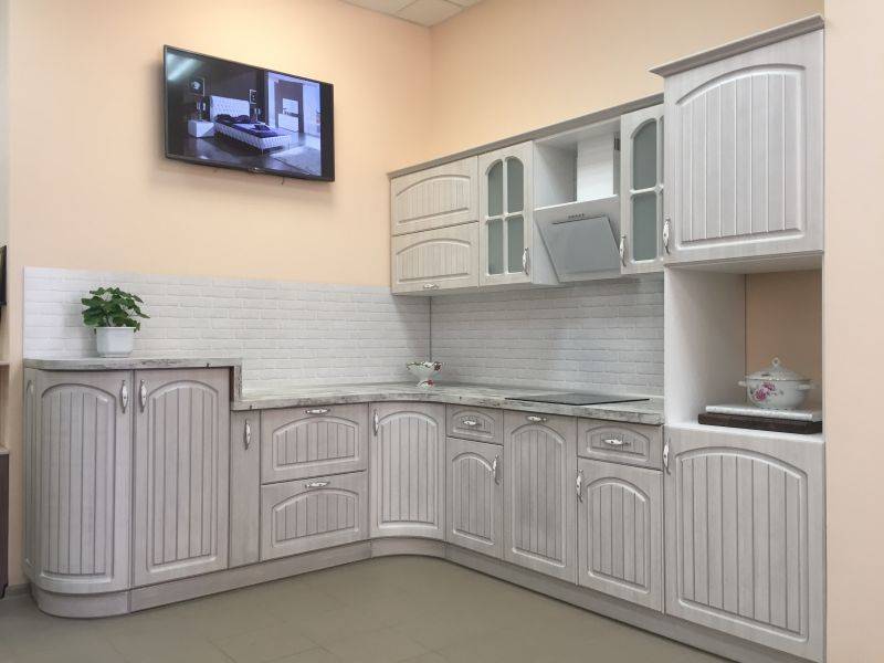 угловая светлая кухня в Нижнем Тагиле