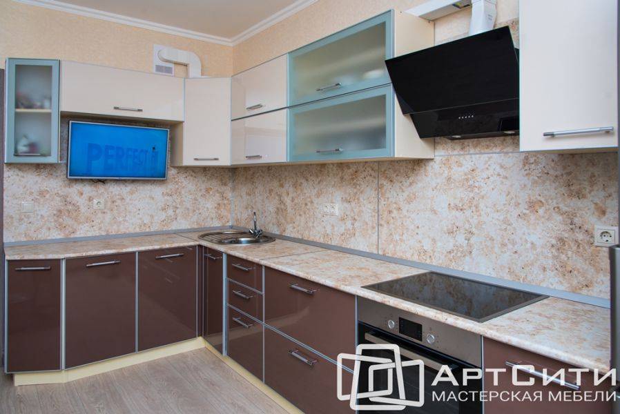 угловая бежевая кухня в Нижнем Тагиле