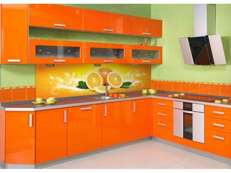 яркая угловая кухня в Нижнем Тагиле